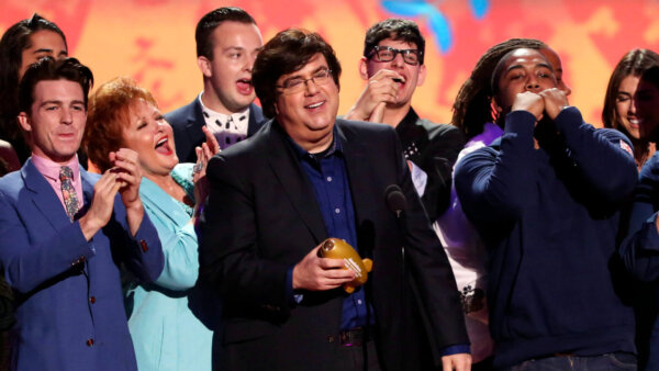 File of Dan Schneider and other Nockelodeon staffers accepting an award.