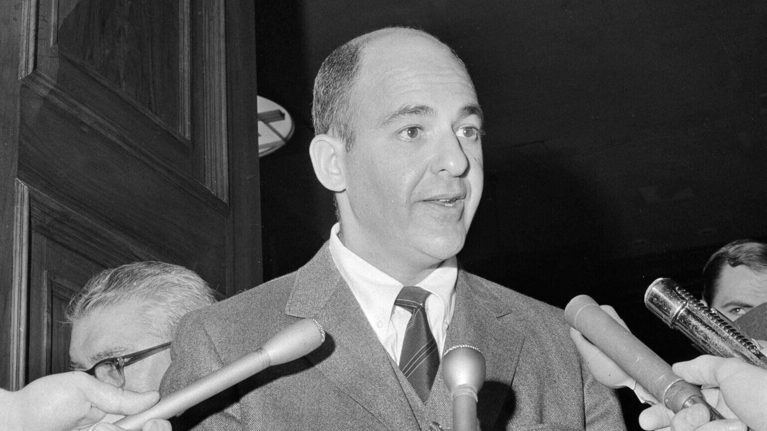 cyril wecht speaks to press