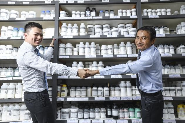 全台最老化工行父子拚轉型,把顧人怨產業變親民