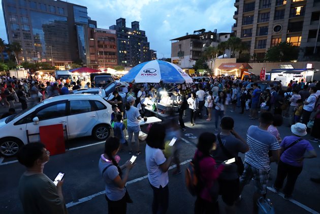 Behind Taiwan's Pop-up Vegetarian Night Market Phenomenon