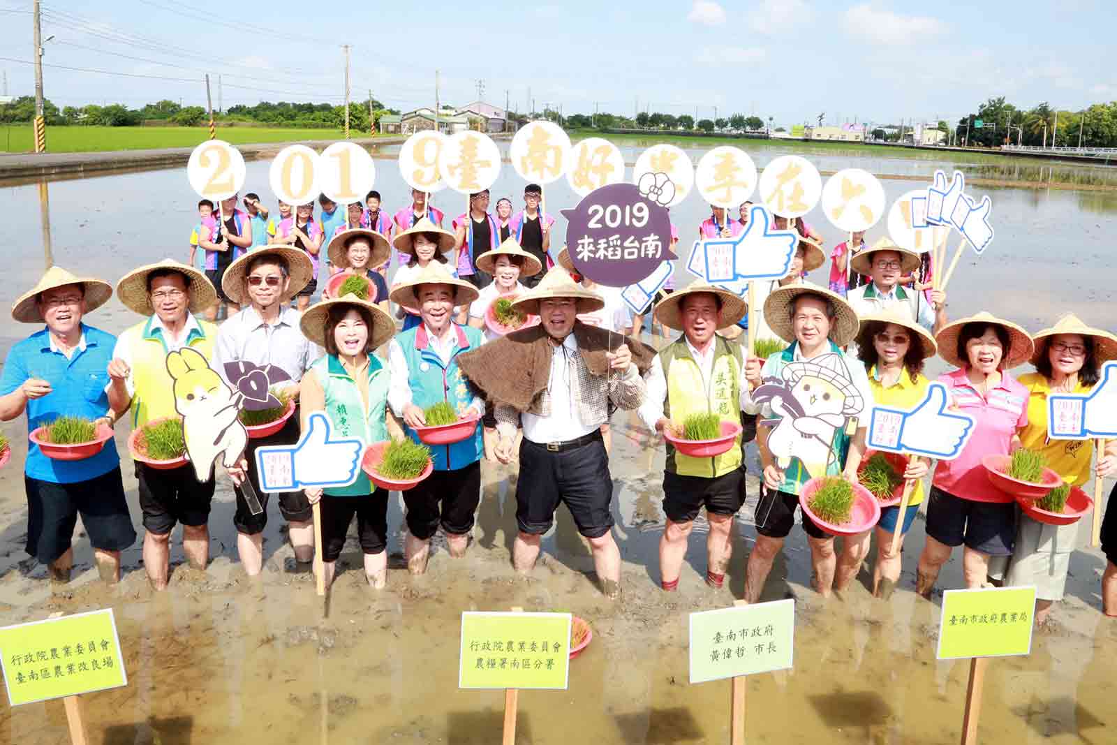 台南市長黃偉哲（中），帶領團隊積極為農友開拓產銷通路