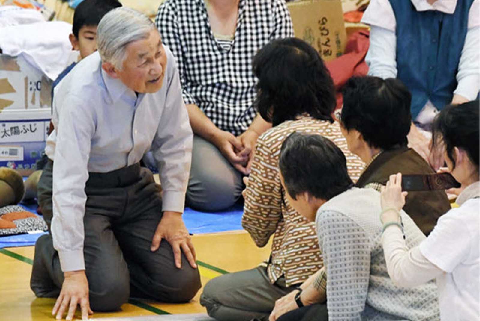 日本新天皇是否繼承父親傳統 跪坐 百姓面前引發關注 天下雜誌
