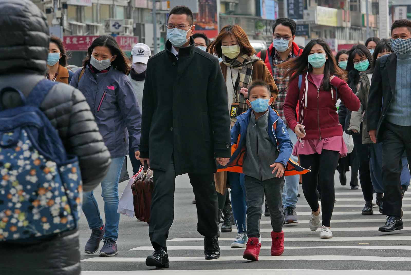 超商不賣口罩了！2月6日起用健保卡到藥局買，7天限購兩片