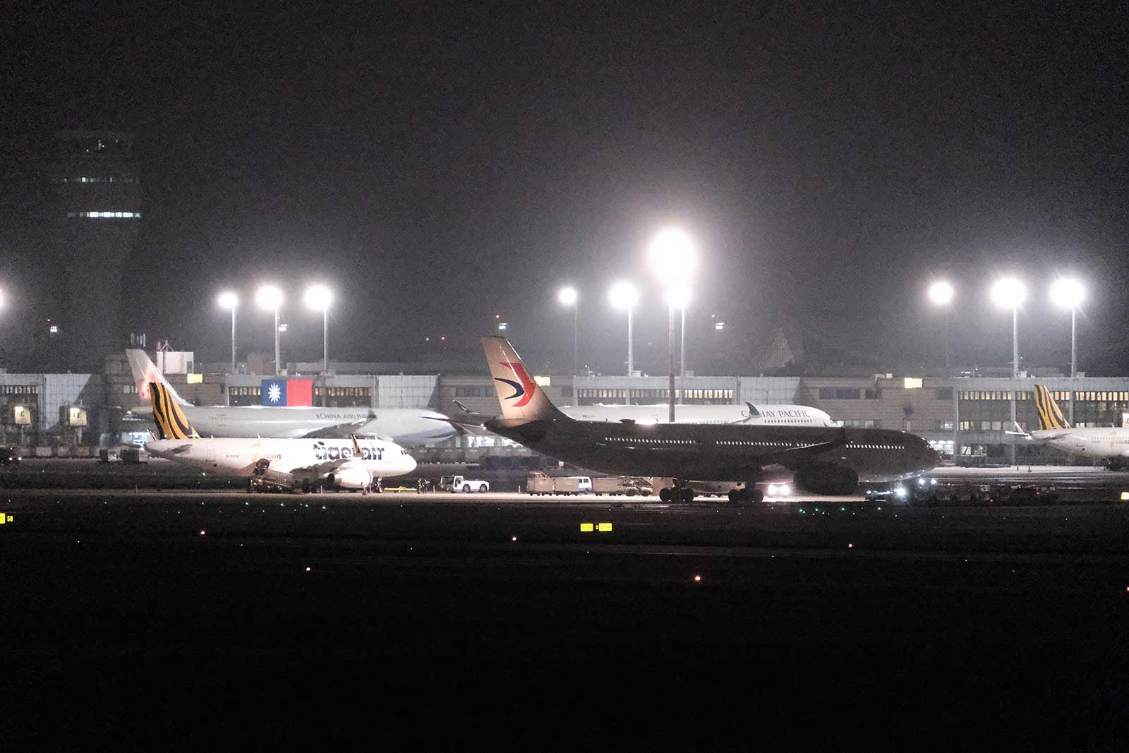 第一班武漢包機抵達台灣　200多人完成檢疫後進行14天隔離