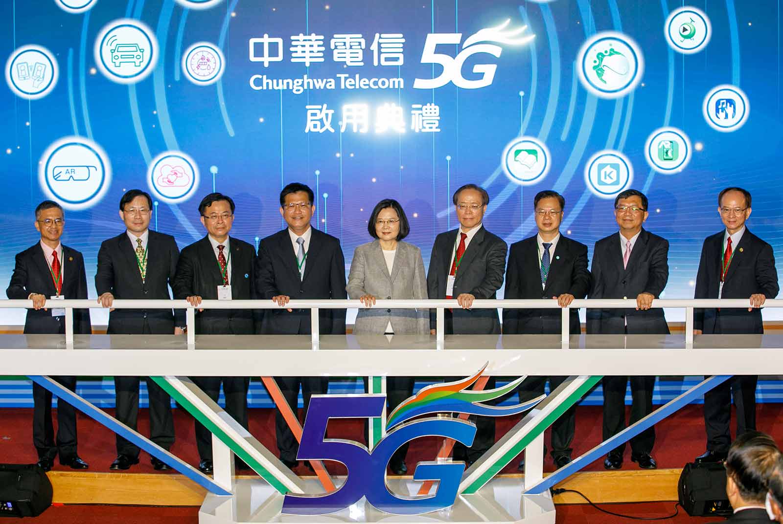 5G開台了！電信三雄狂推方案，為何蔡明忠卻坦言：很不安｜天下雜誌