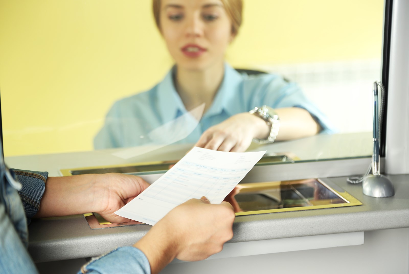 Закрыть 10. Bank Employee. Bank Cashier. Cashier in Bank studying. Ручка привязана в банк.