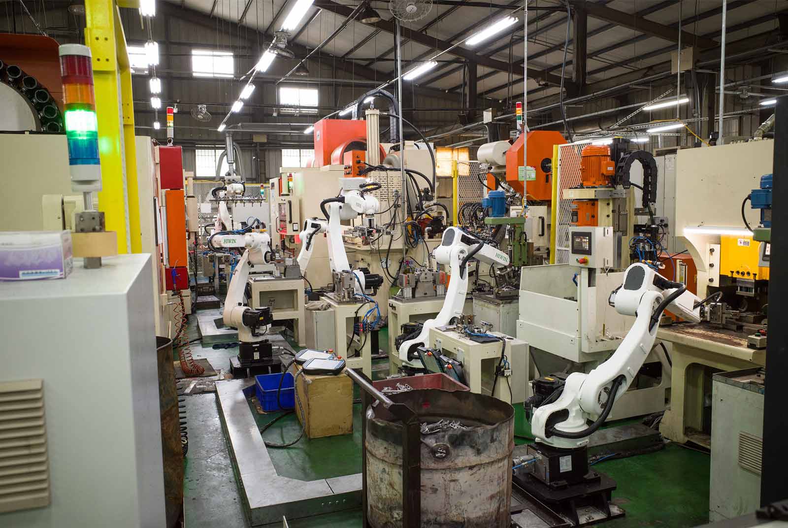 《智能工廠來了！：一場水五金與手工具的創新實驗紀錄》 導讀：灰暗工廠裡的伊莉德交響曲