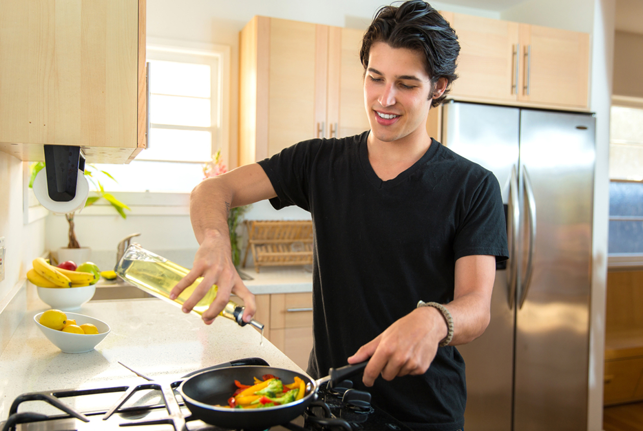 He is in the kitchen. Хобби кулинария мужчина. Парень Кулинарные интересы. Самостоятельный парень. Парень готовит блюдо.