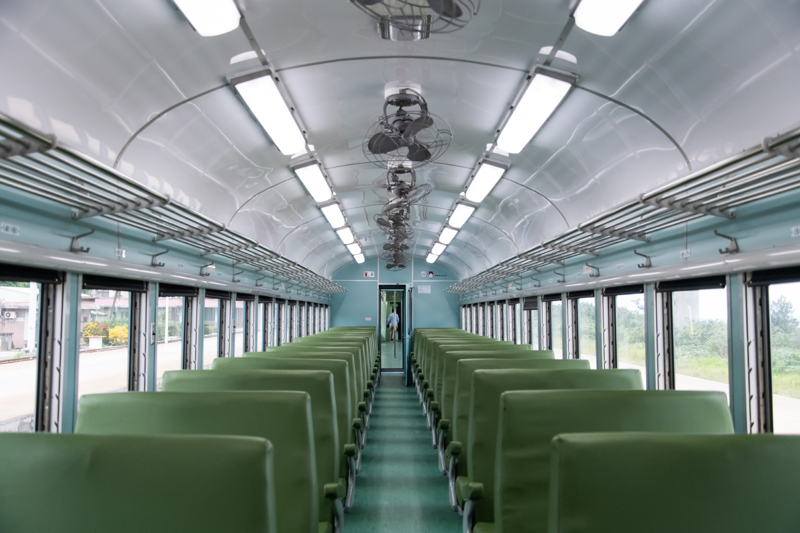 藍皮解憂號觀光列車-火車-鐵道-旅行