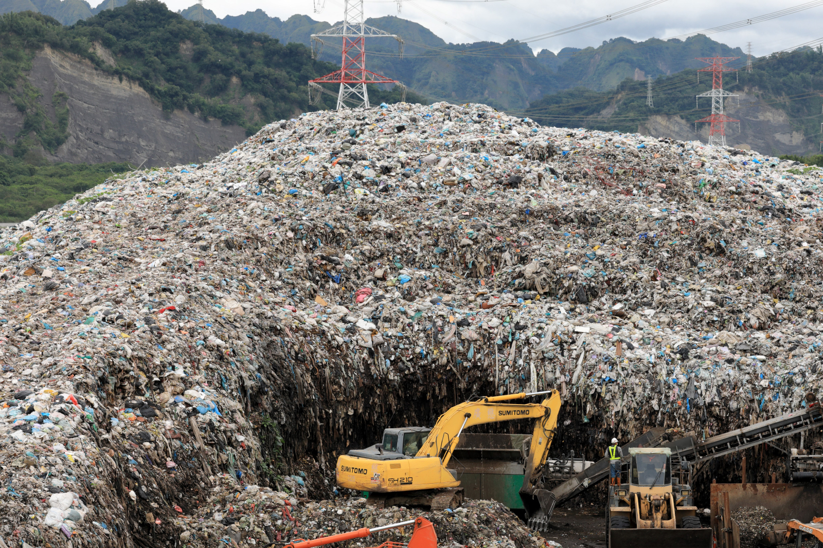 影／直擊桃園垃圾山 憂心汙染下游竹縣水源 | willnews分享應該關心的新聞