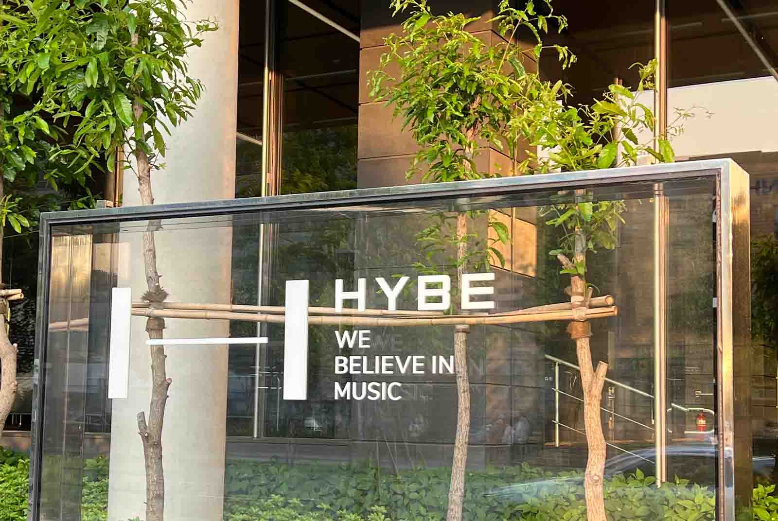 南韓娛樂產業商戰大戲K-pop雙雄對決，BTS經紀公司出手收購SM娛樂｜天下雜誌