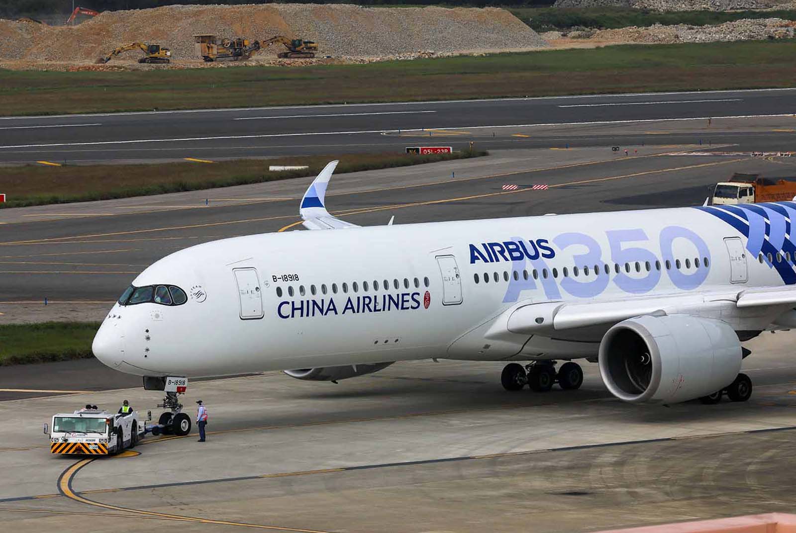 全球加油點僅40多個、價格貴4倍　航空業爭搶的「餿水油」是什麼？