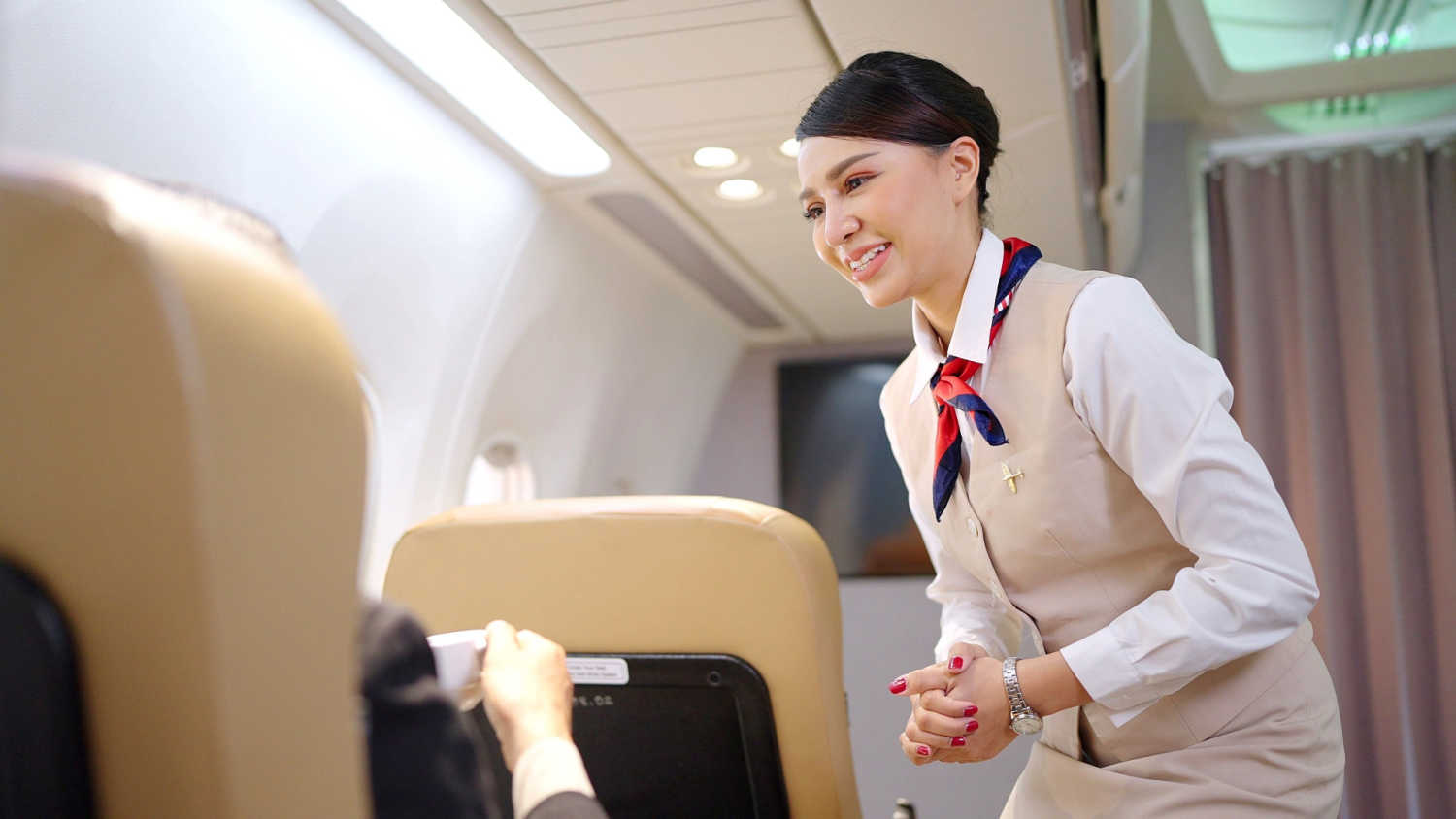 什麼時候搭飛機最好？為什麼空服員會注意乘客身材？｜天下雜誌