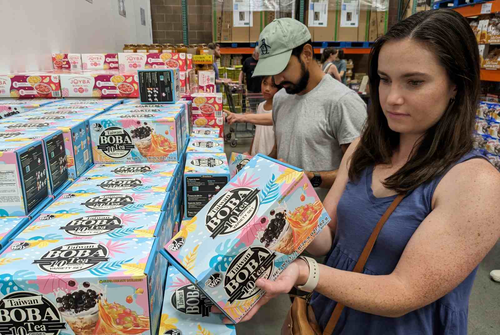 Bicchieri di ice bubble o boba milk tea con cannucce su sfondo bianco  tradizione taiwanese ia generativa