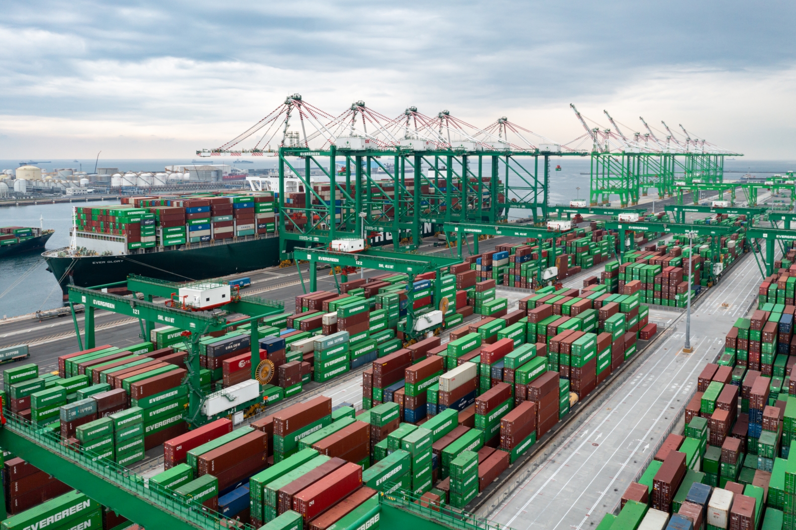 開箱長榮新母港：吞吐台灣三分之一貨櫃，大船終於不用借外國港｜天下雜誌