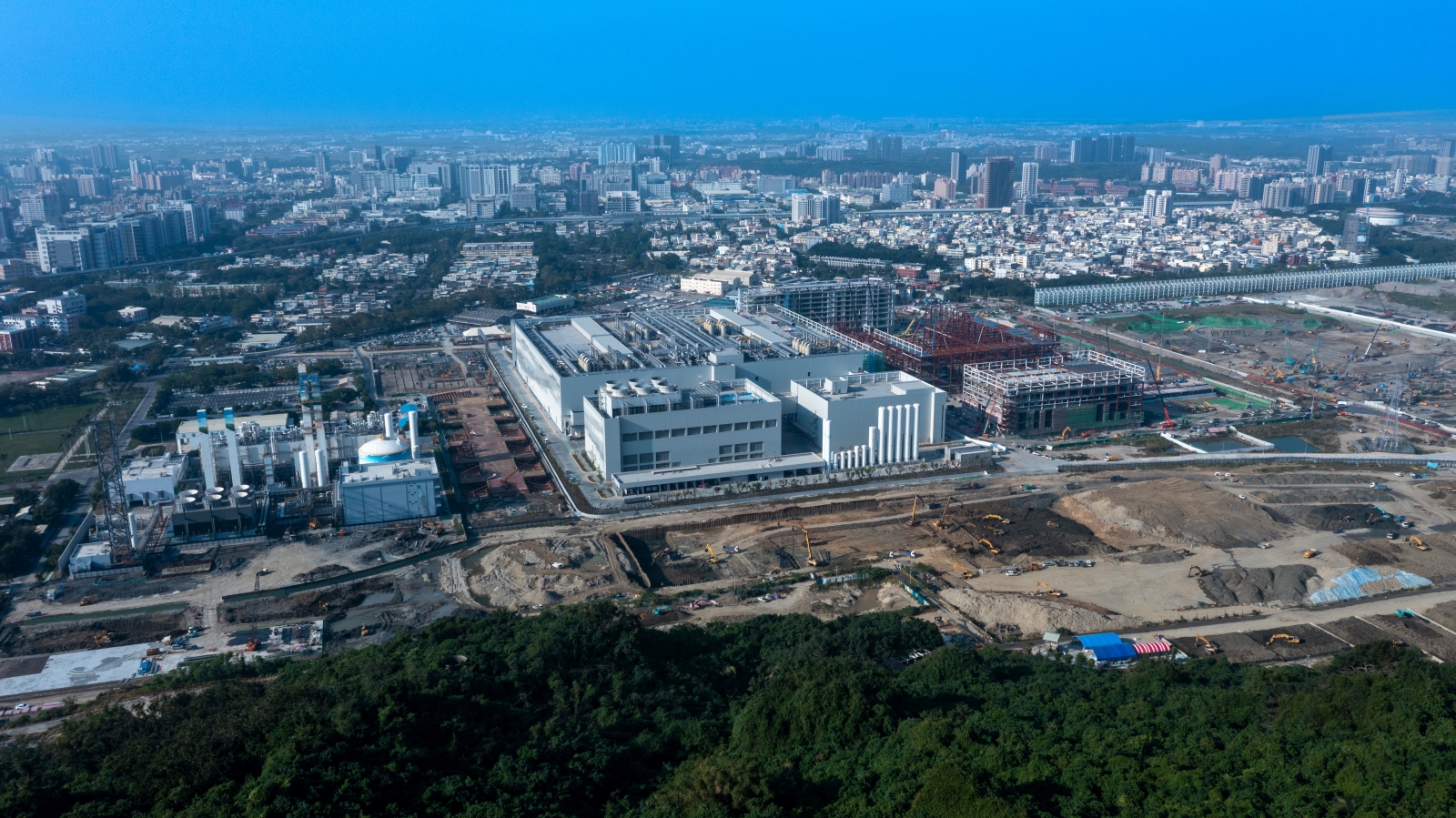 2025經濟大預測-兩千大CEO調查-地緣政治-景氣-供應鏈-碳費-兩岸-非核家園