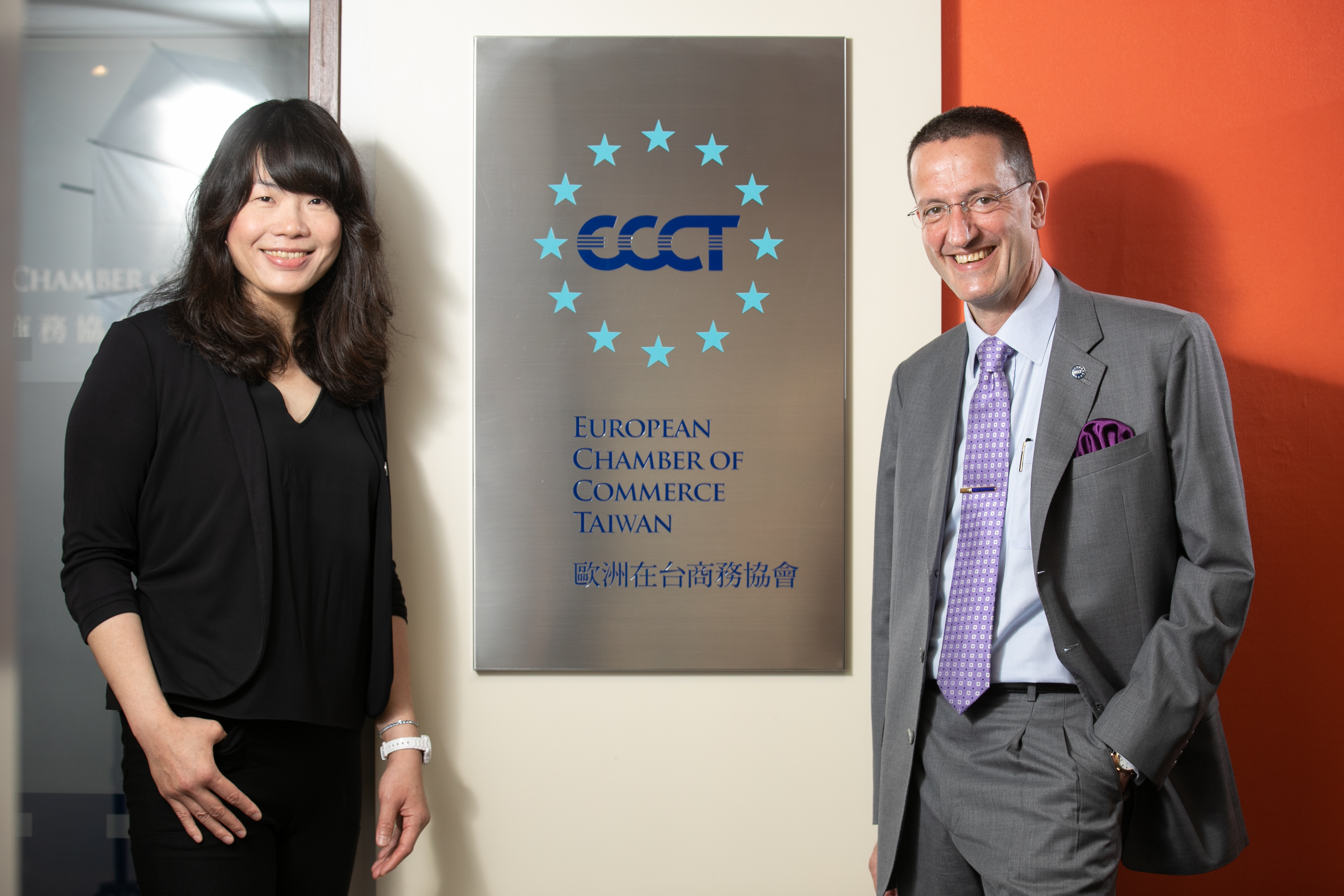 歐洲在臺商務協會ECCT執行長何飛逸 (Freddie Höglund) (右)及低碳倡議行動LCI總監蘇冬蘭(左)
