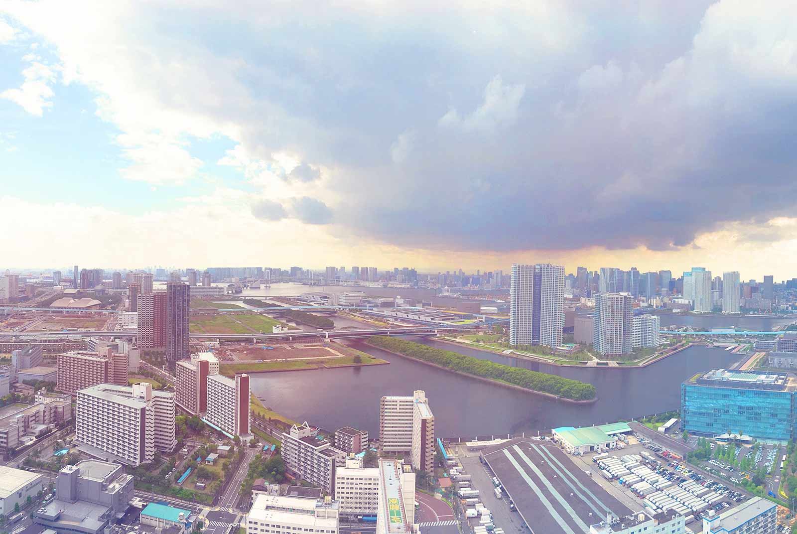 受疫情催化，日本人購屋熱區往單價較低、空間較大的都心第二圈外移，東京置產投資可往品川、目黑、中野、練馬、北區、江東區、台東區等區域選擇標的，例如東京灣岸地區的豐洲就很熱門。