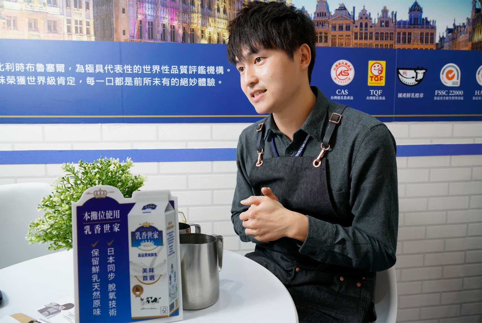 2020 年WCE 世界盃拉花大賽台灣區冠軍-林紹興拉花時選擇全脂牛奶,畫出構思中的圖樣,同時還要考量客人喝入口中時,牛奶與咖啡的比例與結合程度。