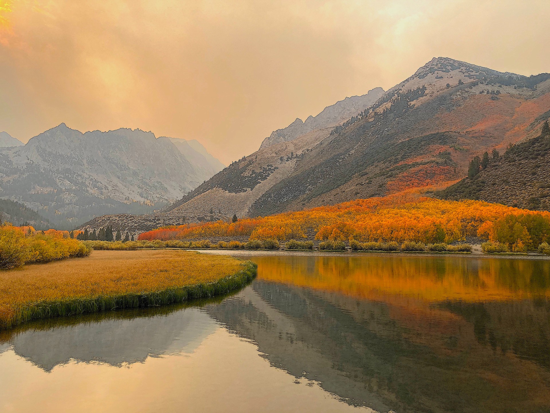 加州高山秋天湖景