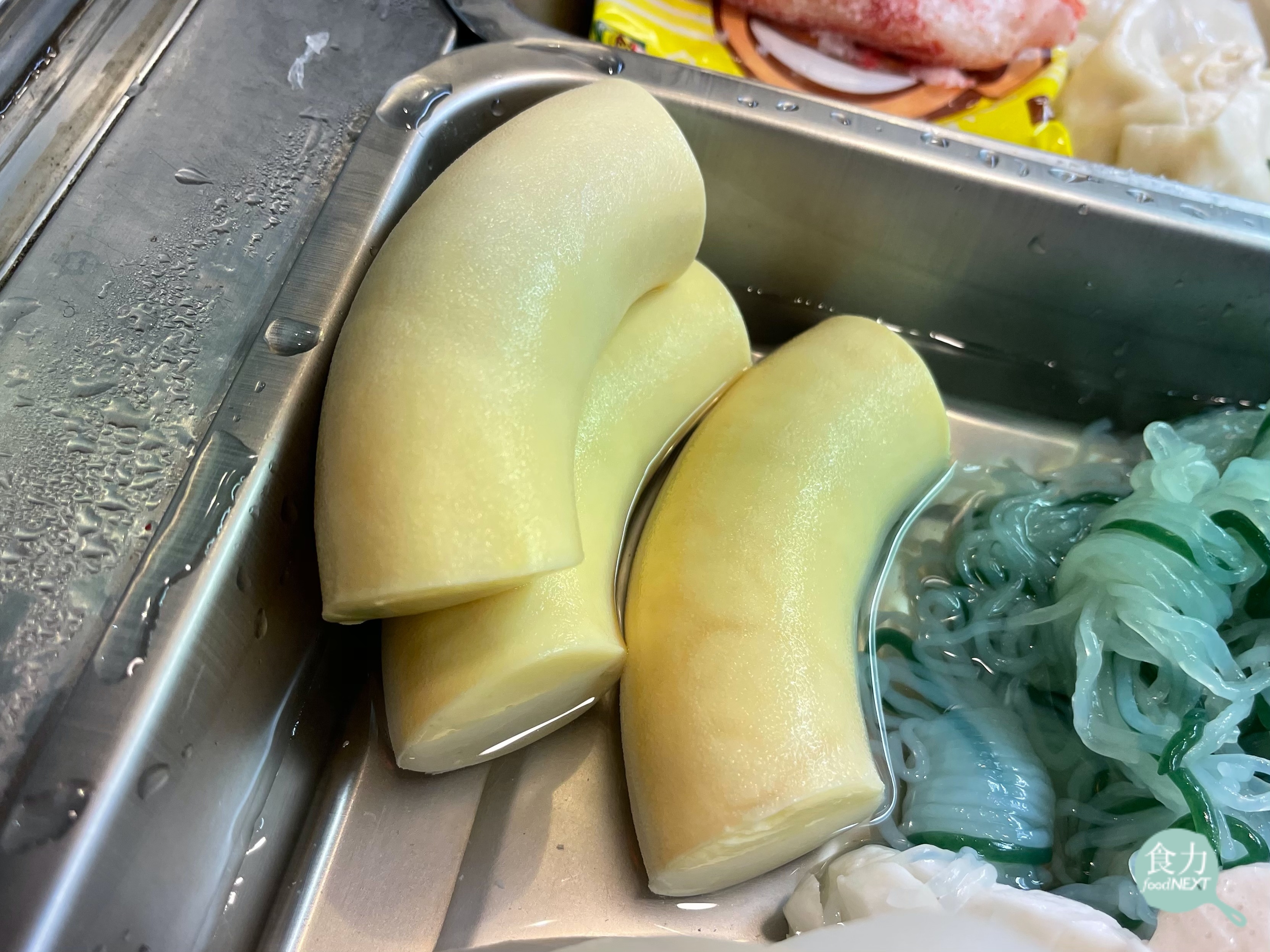 未加熱的黃色長型蛋腸，在基隆的火鍋店或是滷味店都是常見的火鍋料選擇。