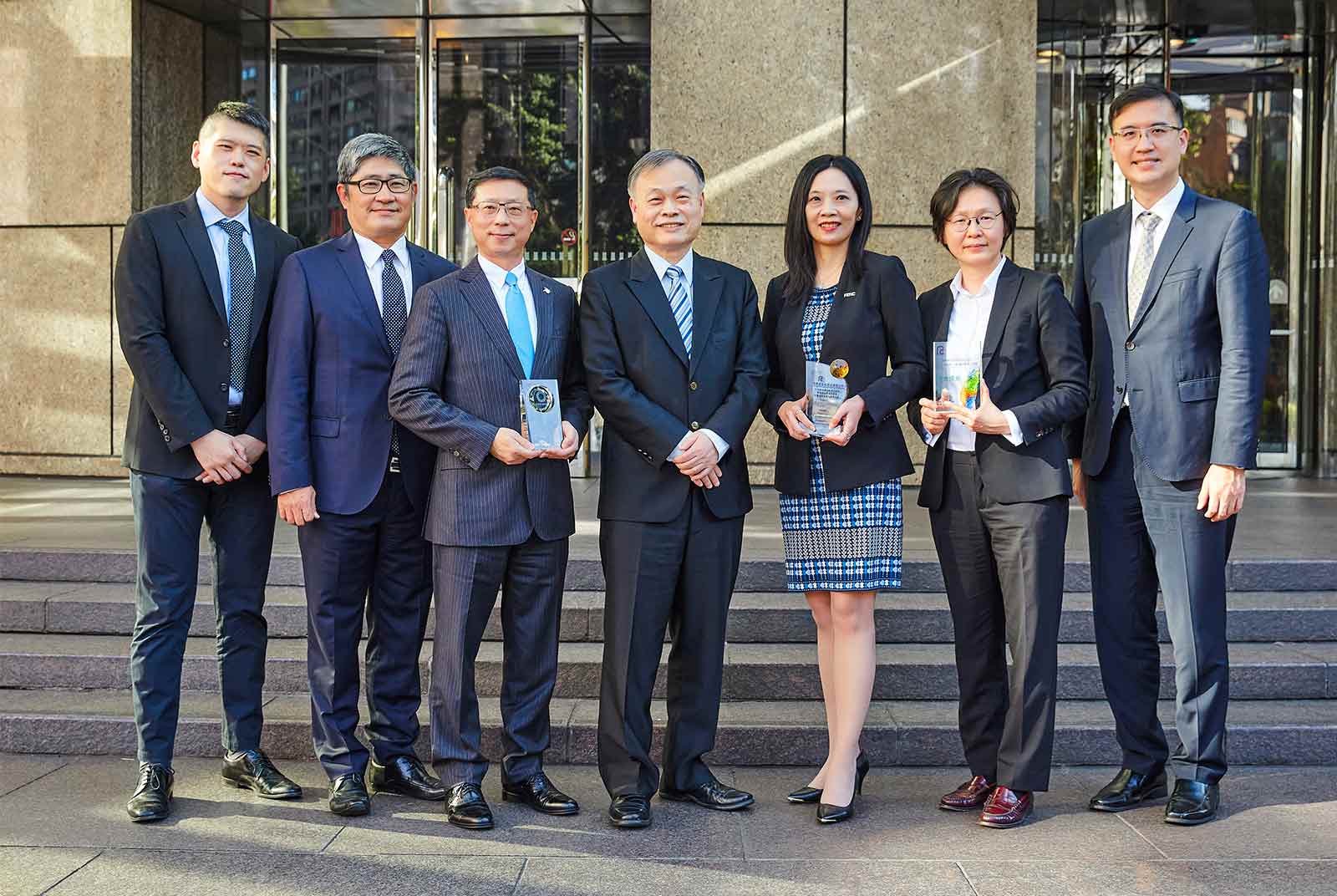 由左至右分別為：東方匯理銀行董事盧建霖、東方匯理銀行執行董事胡曉銘、遠東新世紀財務處協理林煜盛、遠東新世紀財務長王健誠、遠東新世紀協理賀珍妮、遠東新世紀協理汪承雯、安永聯合會計師事務所會計師曾于哲