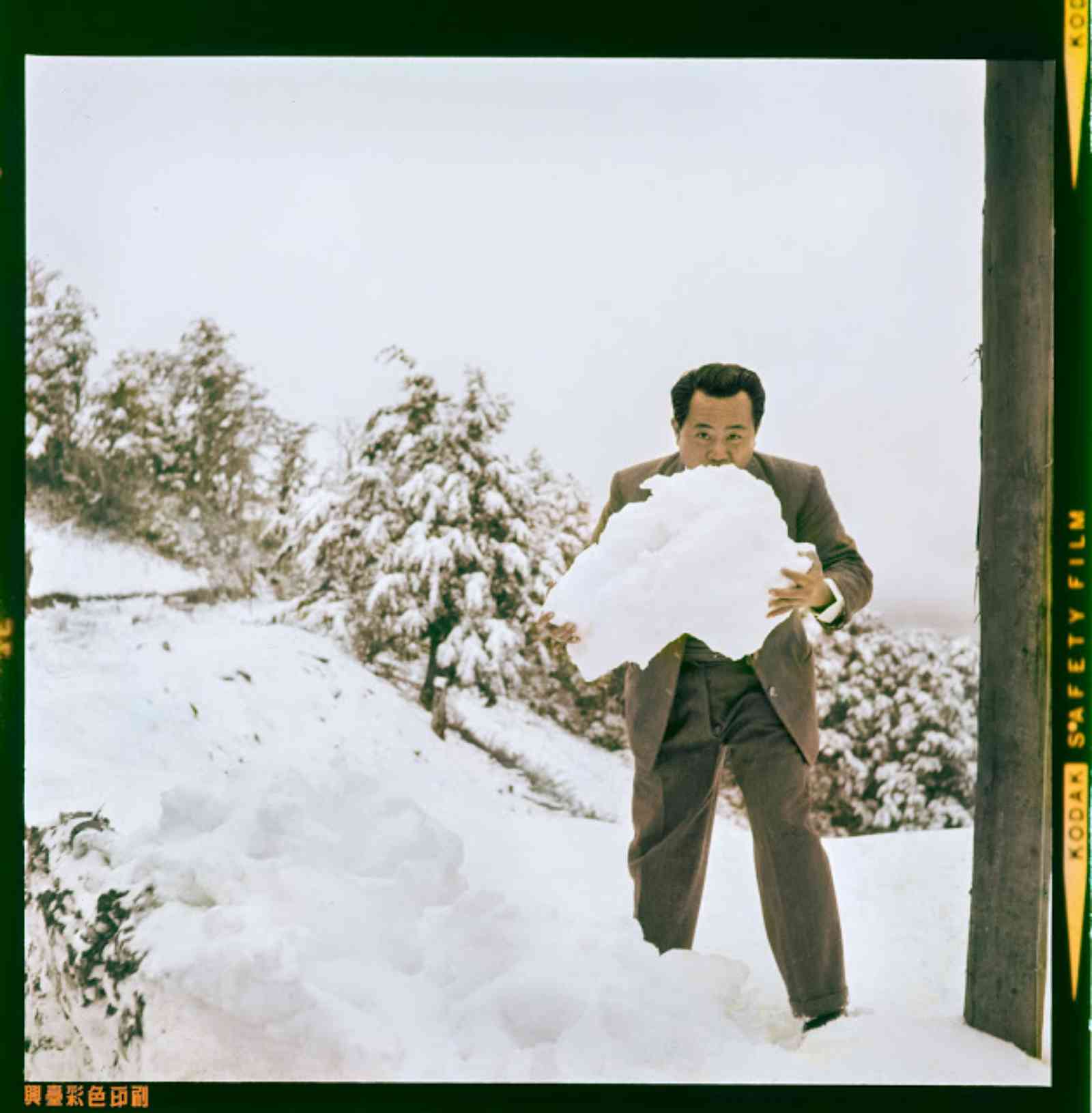 玩雪時,嚐一口冰雪滋味是許多人都會做的事。