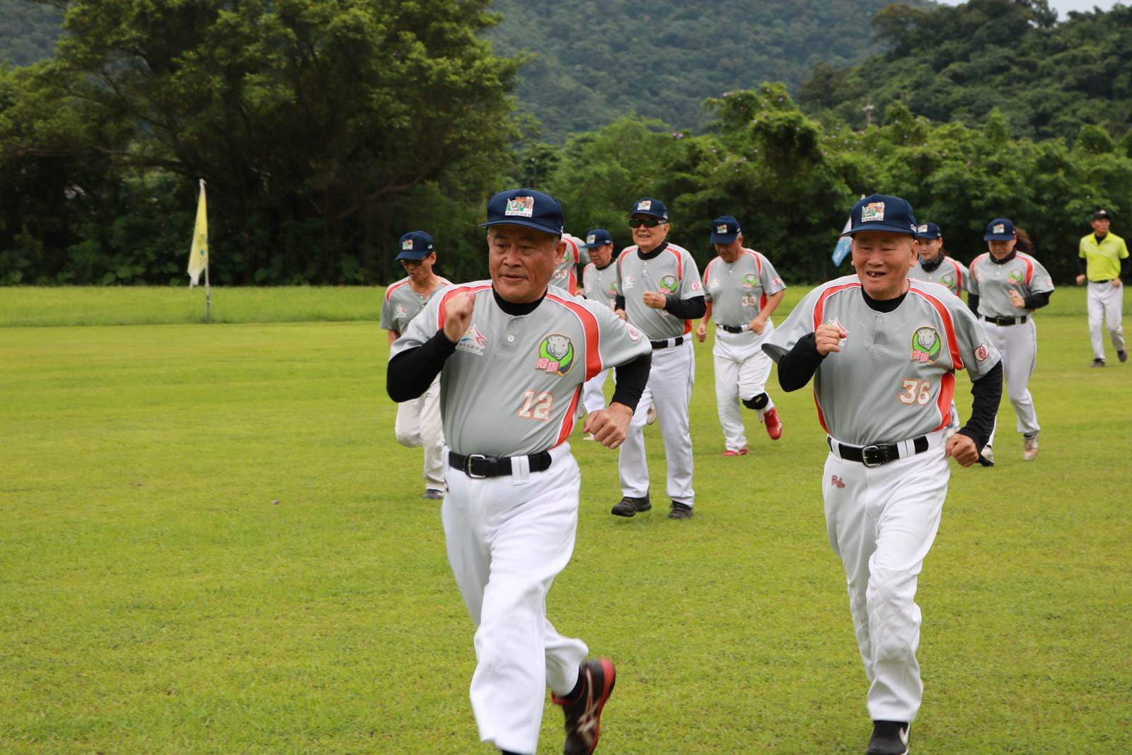 不老棒球聯盟台中「飛鷹棒球隊」