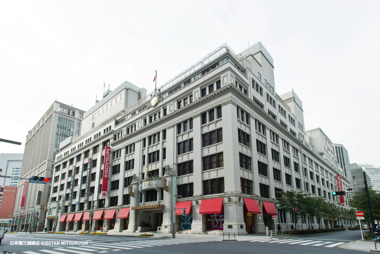跨越世紀的日本橋三越總店,建築物分為本館及新館,除了購物,更展現日本迷人的文化,屹立於本館的「三越劇場」,更是世界上難能可見的百貨公司內的劇場。
