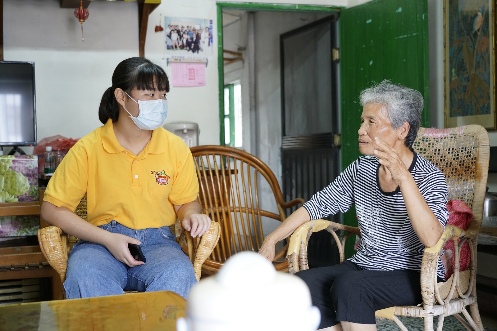 溫馨廚房在陪伴長輩的同時不總是伴隨溫馨和成就感，每個長輩不同的個性和狀況、甚至是無預警生離死別的衝擊，帶給孩子們對生命的各種體悟。