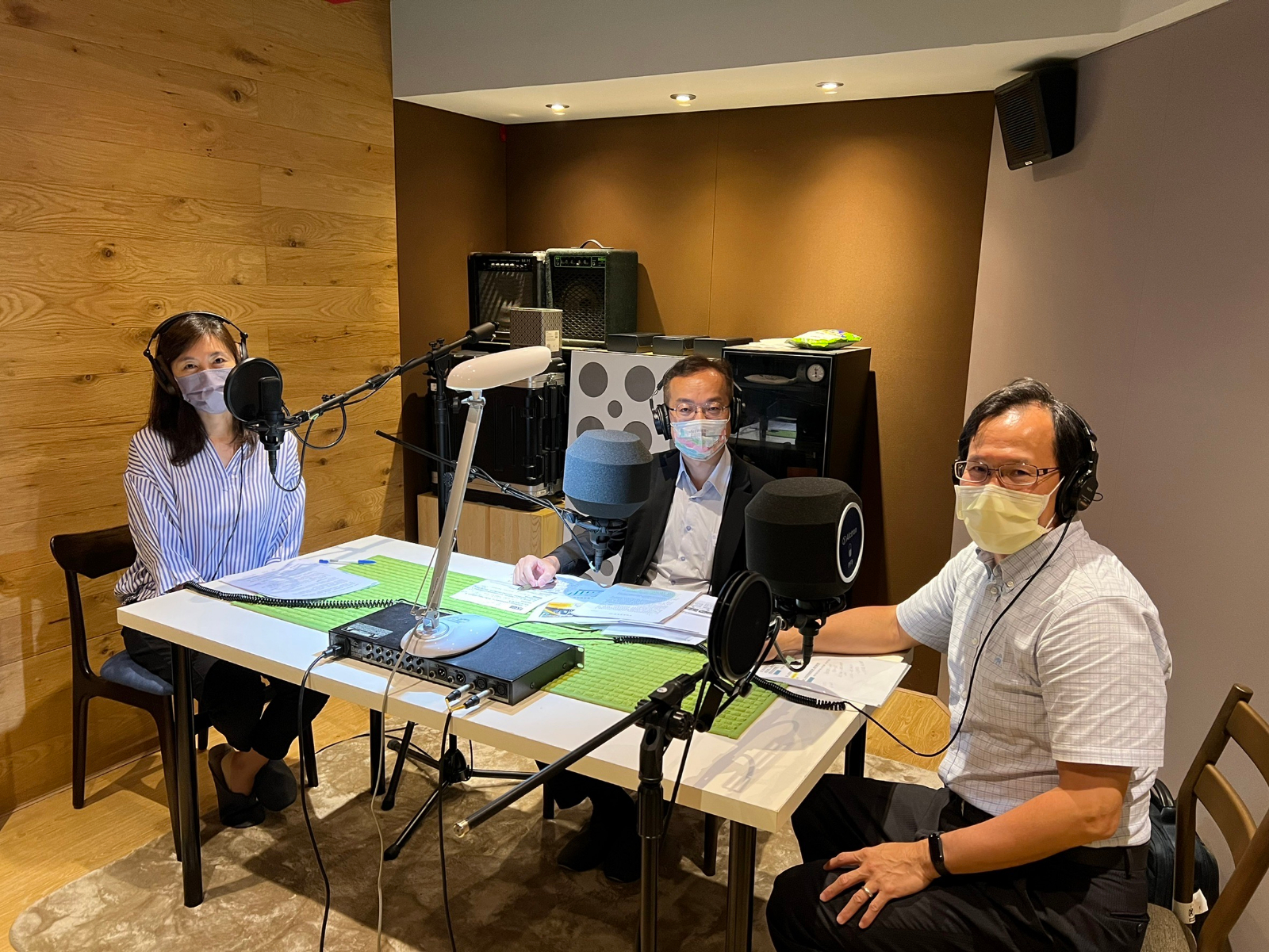  Liu Chien-Pang, Deputy Director-general of the Bureau of Transportation, Kaohsiung City Government (center) and Professor Su Jau-Ming from the Department of Transportation and Logistics at Feng Chia University (right) discuss important experiences with host Lin Chia-Hui.