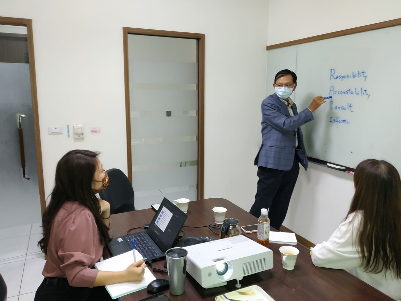 全年度業師一對一輔導協助學員企業健全經營體質、發展佈局。