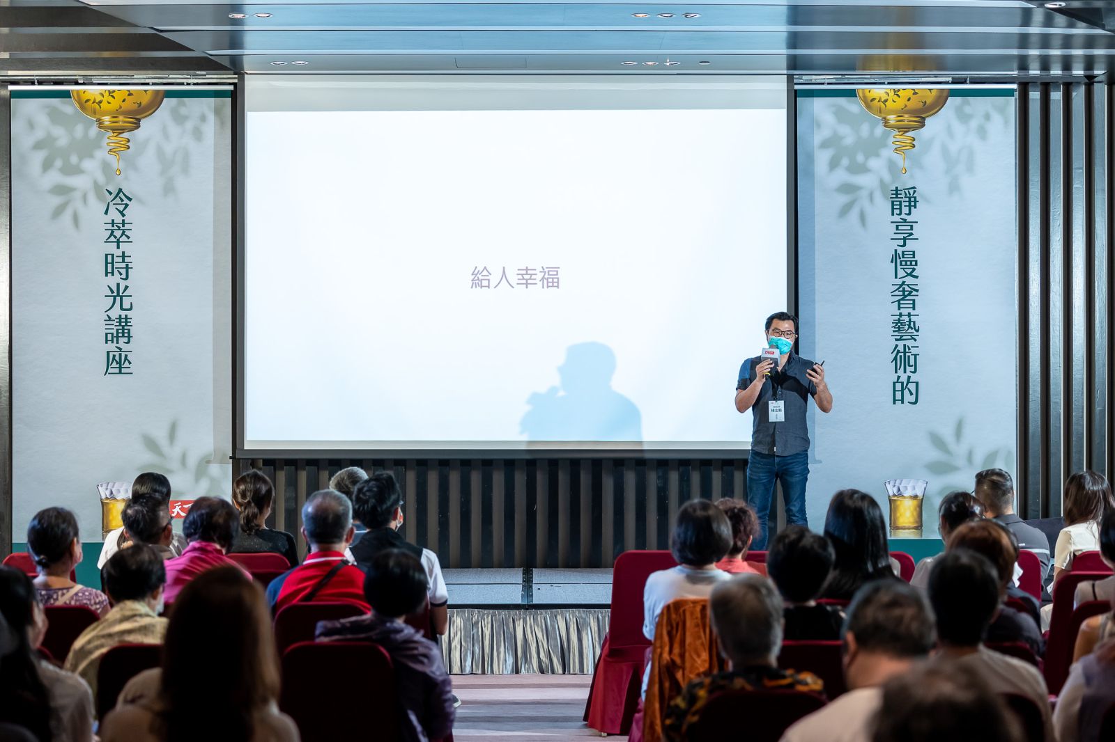 剪紙藝術家楊士毅透過美麗斑斕的剪紙藝術帶給人幸福。