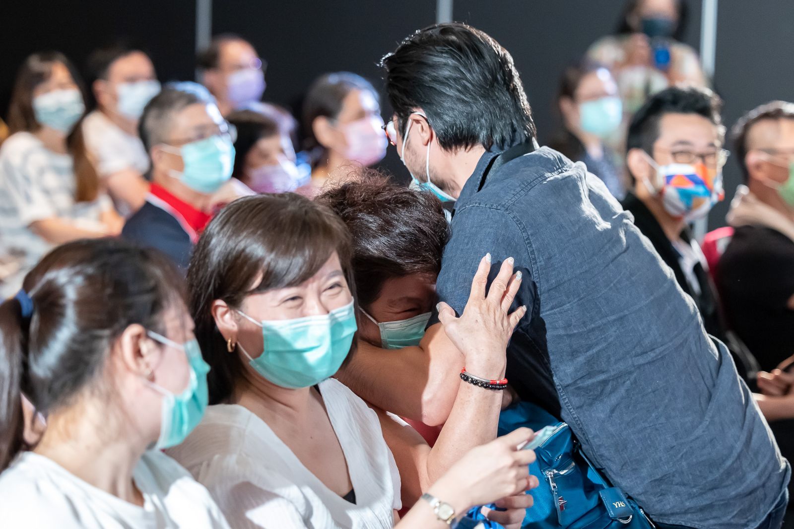 剪紙藝術家楊士毅說：「人只要在沉澱之中明白自己，就有誰也抓不住的力量；只要方向明白、步伐篤定，雖慢，也是與未來拉近距離。」