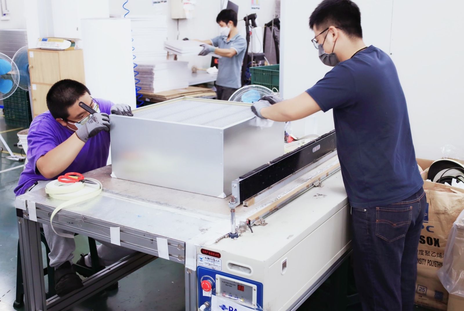濾網生產組裝廠內精細分工,再進行批次檢驗,確立產品高品質。