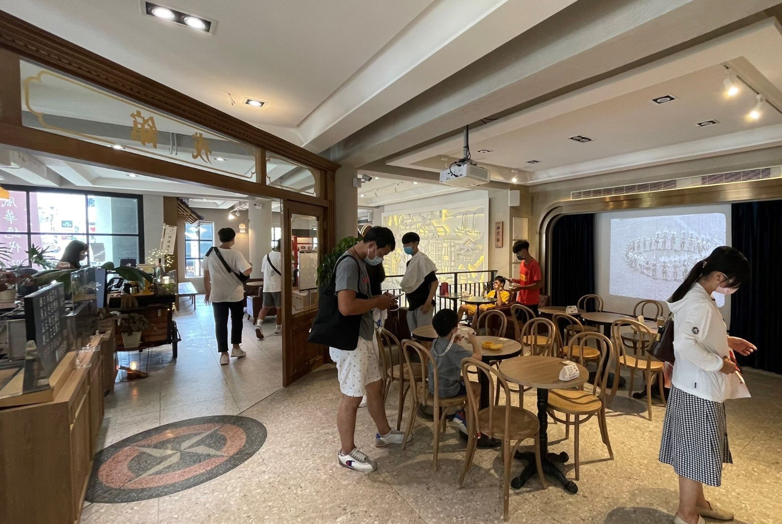 戎舘館內不定期舉辦藝文展演活動,並提供許多餐食,複合式空間,別有一番風貌。