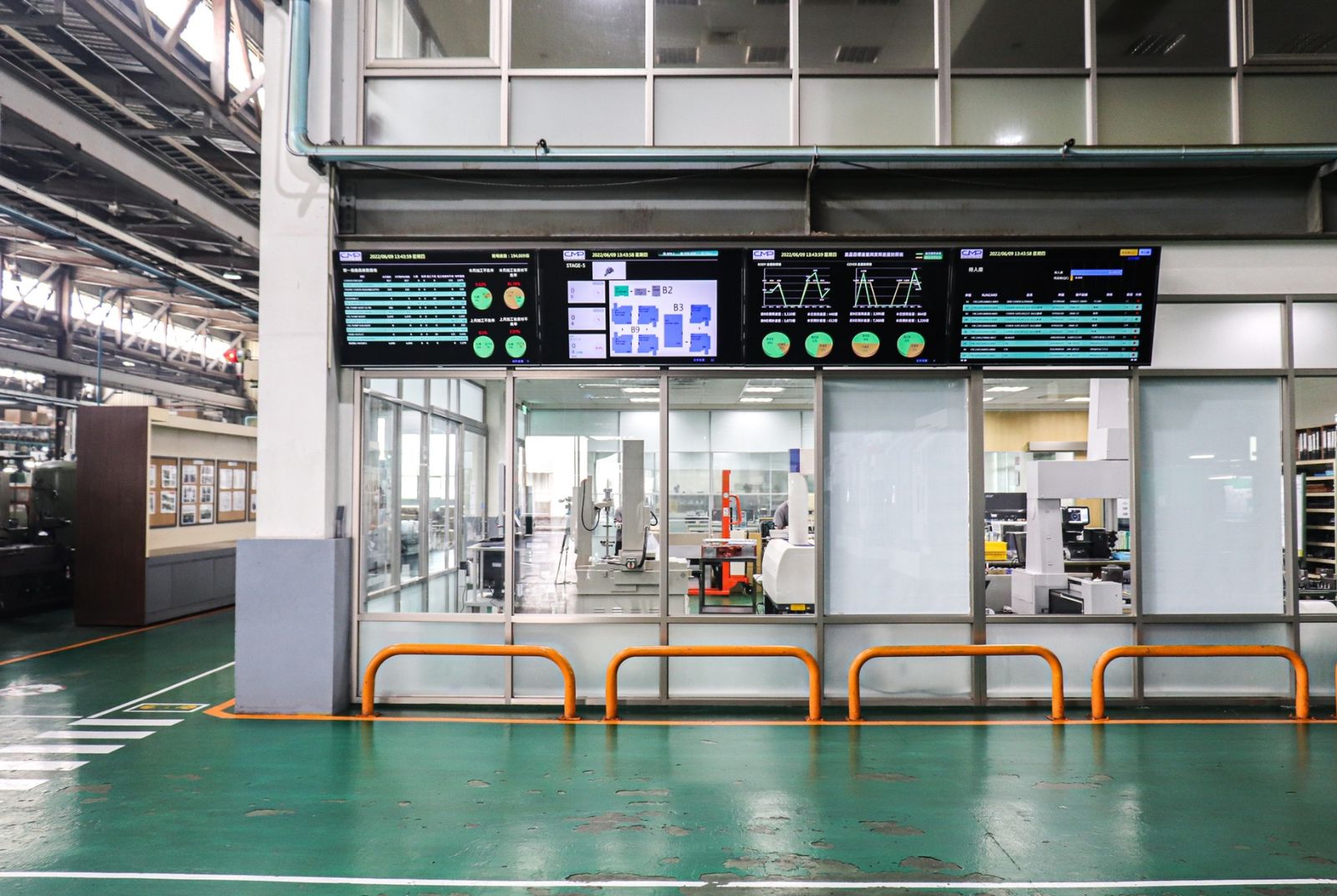勤美於桃園楊梅的化新公司,特別標榜智能製造,廠內的一角清楚明白記載著所有產線的動向與狀況,即時掌握資訊。