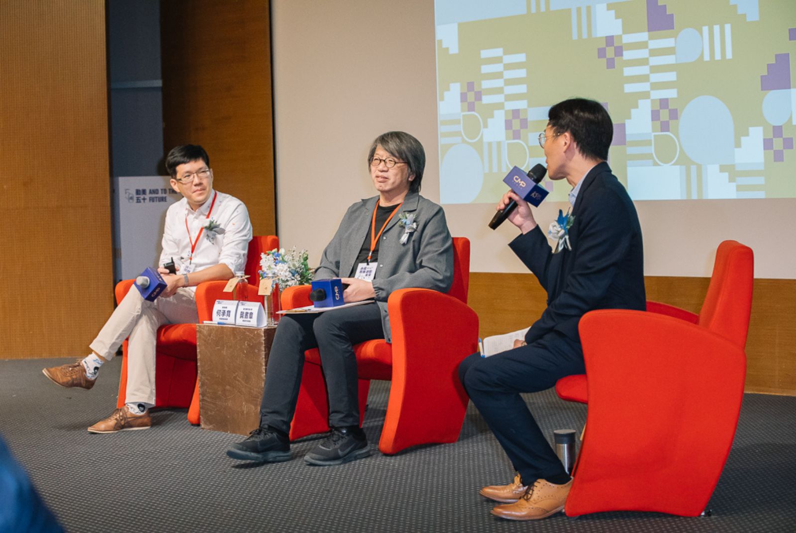 左起勤美集團商場事業處協理何承育、國立陽明交通大學建築研究所教授龔書章、天下雜誌未來事業部總監兼CSR頻道總編輯黃昭勇,對談歡愉永續。