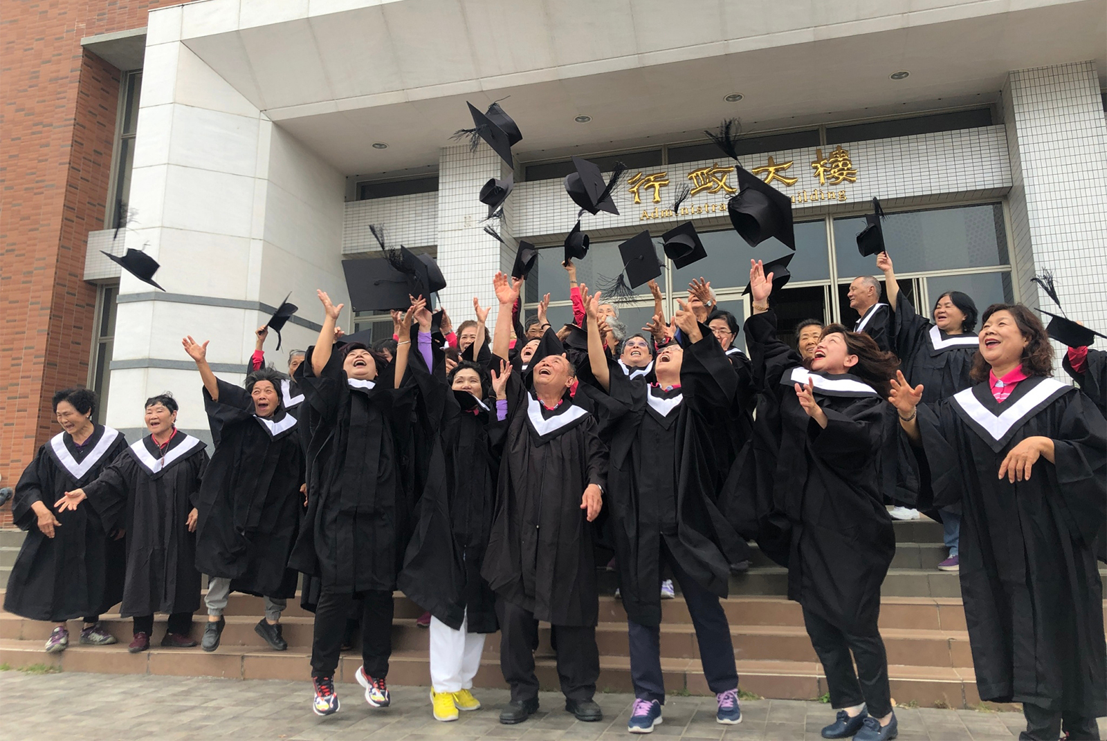 潘美純帶社區長輩到長榮大學體驗一日大學生活,實現長輩們年輕時的大學夢想。