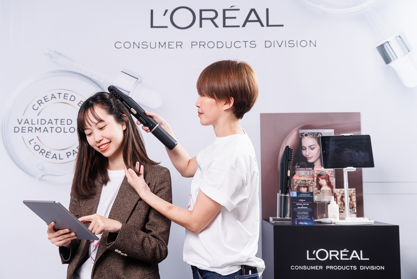 萊雅集團Colorsonic & 巴黎萊雅(L’OREAL Paris) Hair Virtual Try On 家用染髮科技:整合輕巧的手持式設備,由機器振動均勻上色,讓居家染髮更簡單。