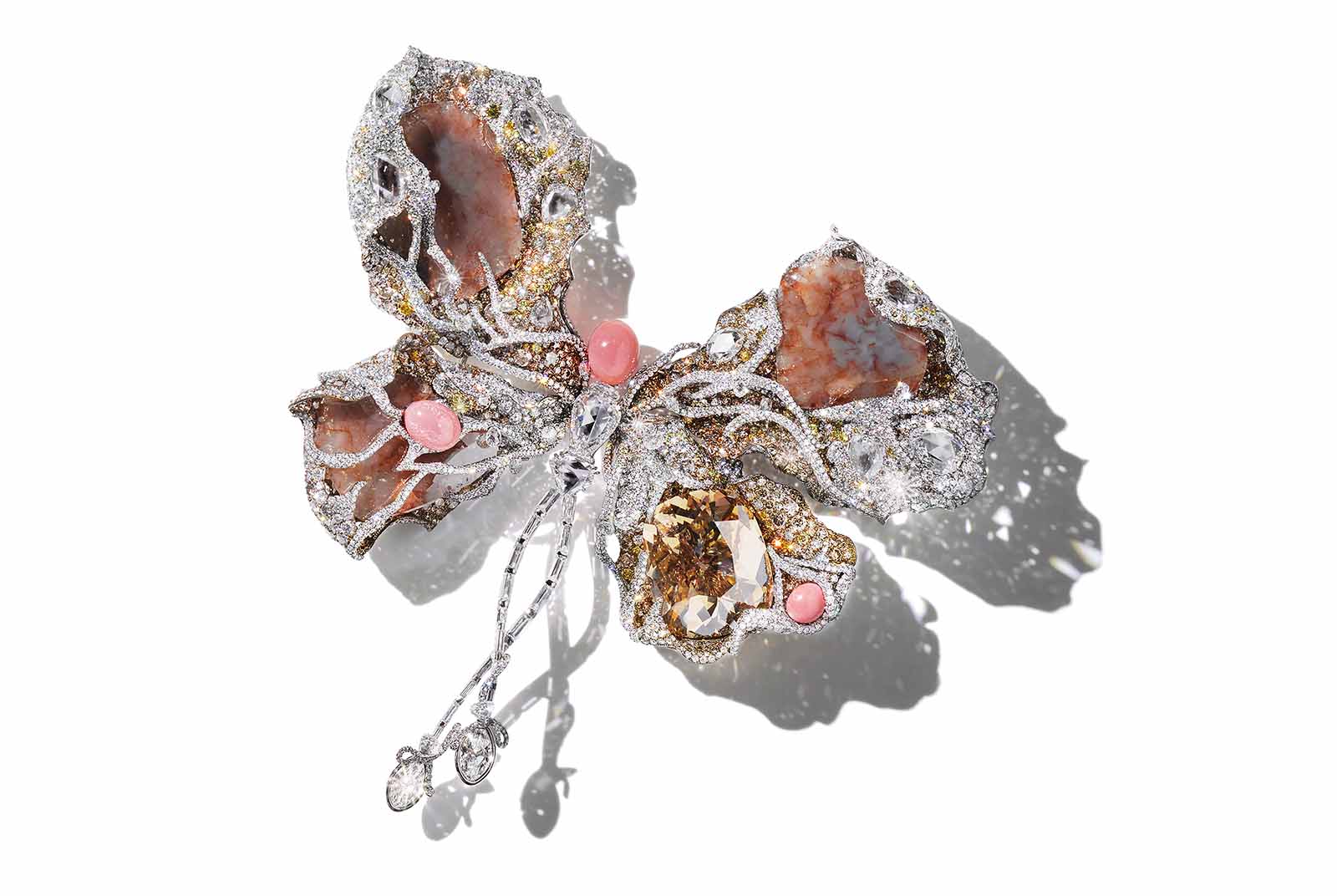 2014年Cindy Chao攜手國際女星Sarah Jessica Parker,歷經兩年共同創作芭蕾蝴蝶胸針,將芭蕾蝴蝶於香港蘇富比拍賣收益全數捐獻給紐約市立芭蕾舞團