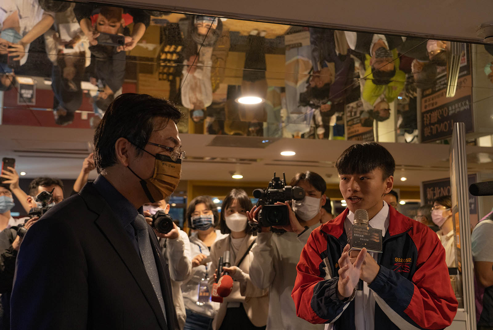 新北市副市長劉和然與泰山高中學生互動。