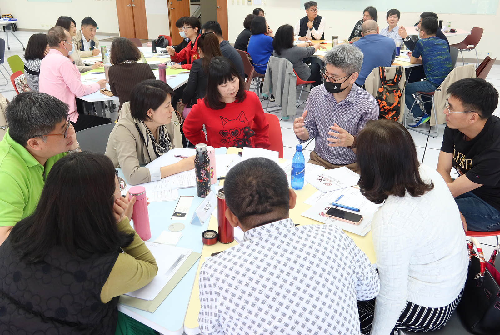 設計思考工作坊讓學員討論及動手實作，找出問題的解決方案。（照片/政大商學院提供）