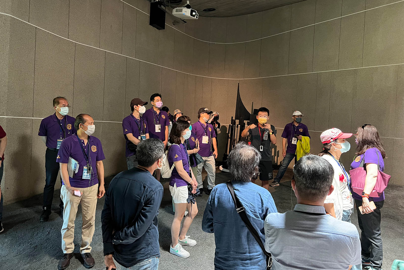 全台首創「創新轉型工作坊」，吳靜吉教授帶領學員走出教室，聆聽黃聲遠建築師解說如何將遊客服務中心轉變成生態美術館。（照片/政大商學院提供）