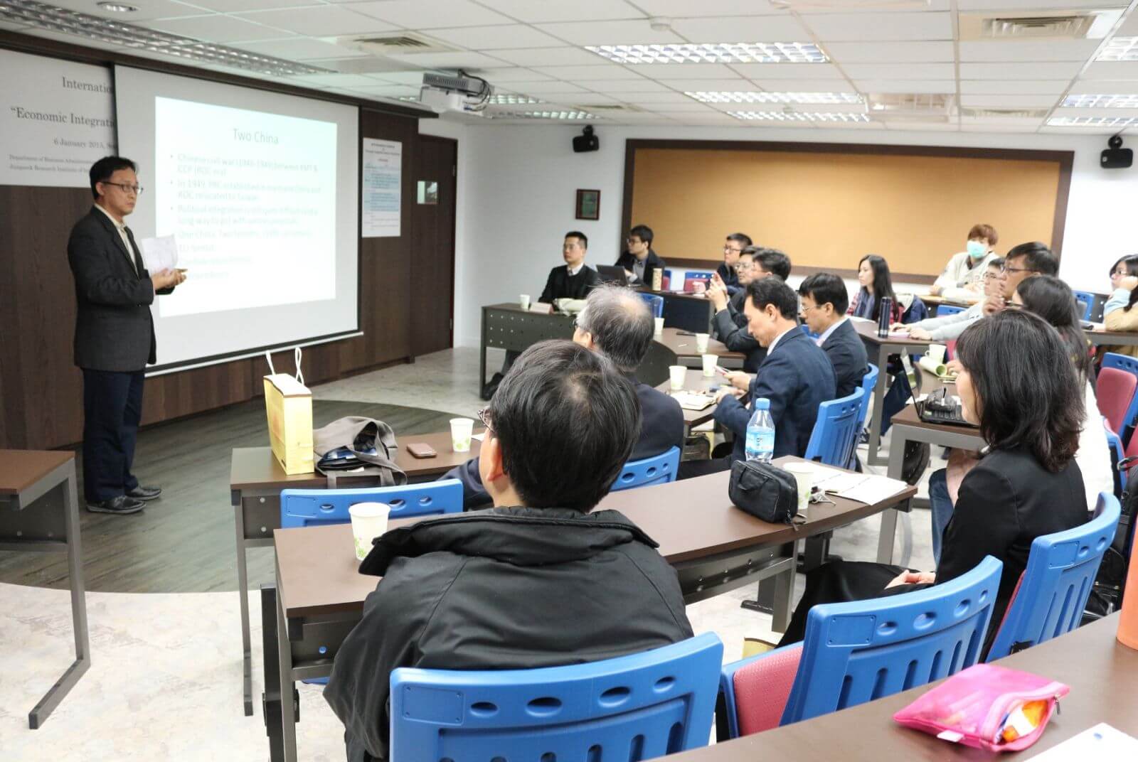 東吳企管碩士在職專班(EMBA)協助培養在職場打拼多年的學生們跳脫框架、開拓全新視角。