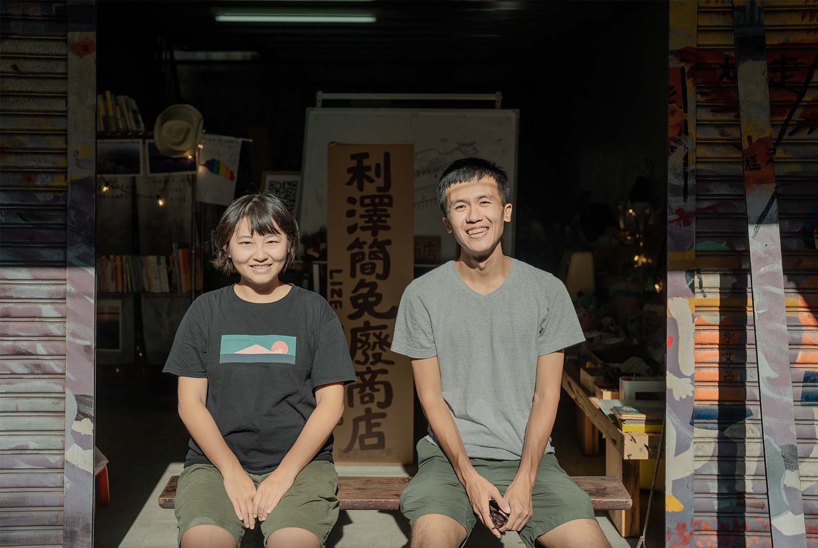 黃兵善(右)與工作夥伴陳儀諠(左)。
