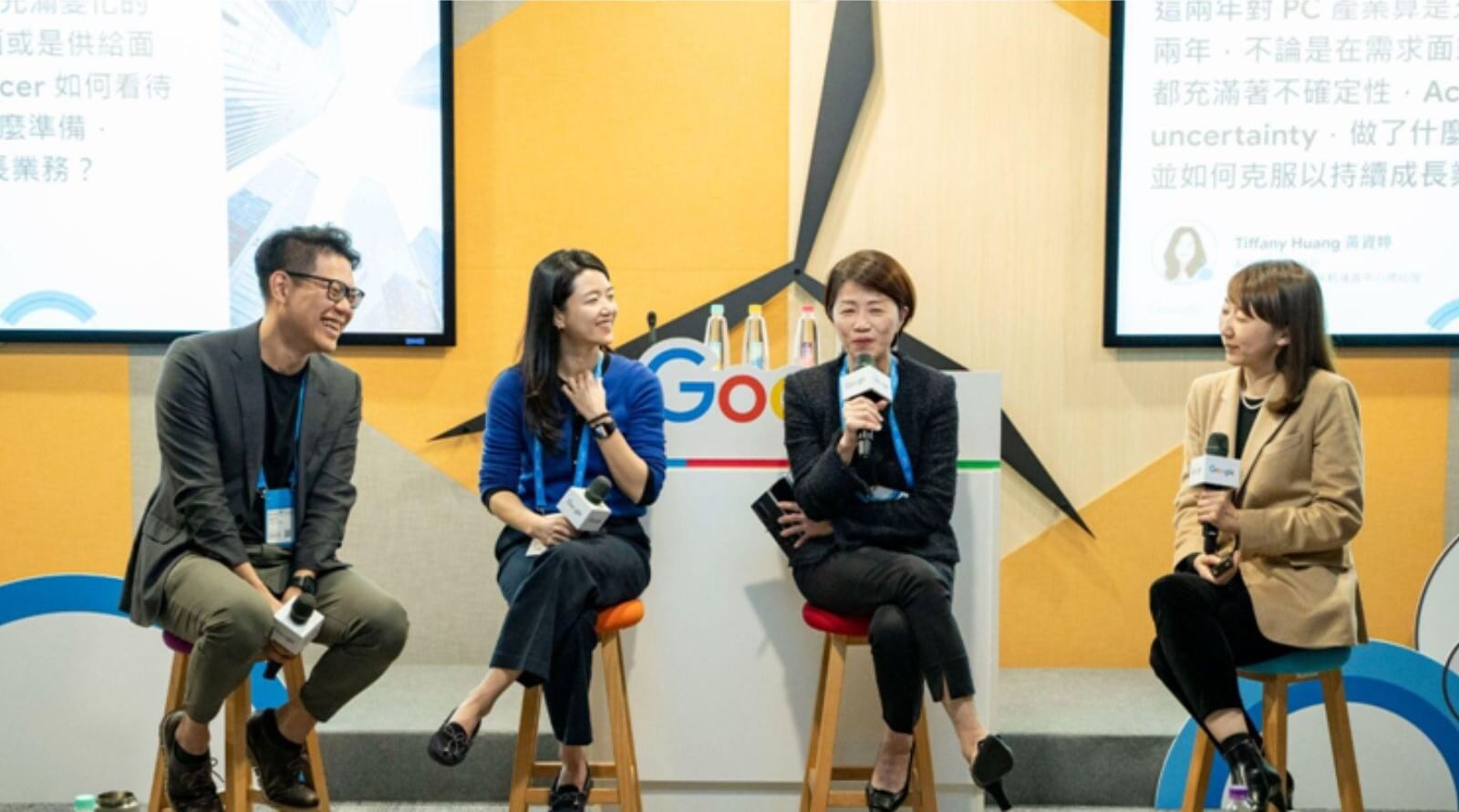 Google台灣總經理Tina Lin(右一)邀請Acer共同營運長暨全球品牌行銷暨策略運籌中心總經理黃資婷(右二)、55688集團執行長林念臻(左二)、綠藤共同創辦人暨執行長鄭涵睿(左一)分享企業在VUCA時代下的生存策略及轉型心法。