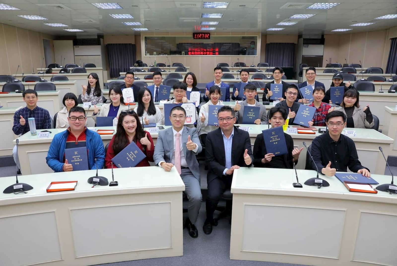 基隆市政府召開基隆市第一屆青年事務委員會大會，謝國樑市長向青年代表委員表達歡迎。