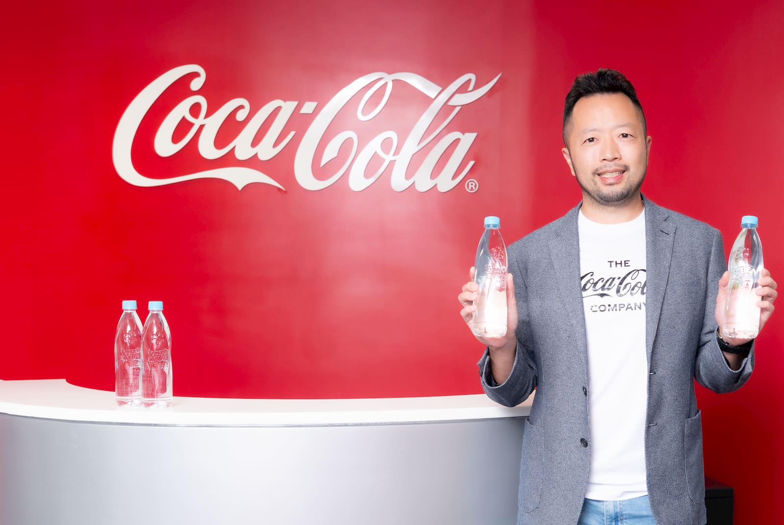 台灣可口可樂總經理陳正峰手持以100%再生塑料包裝的「bonaqua®怡漾」瓶裝水,提供台灣消費者在日常也能永續的新選擇。