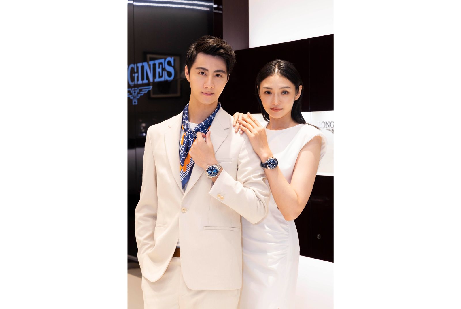 LONGINES SPIRIT FLYBACK於浪琴表台北101名品店首賣_男模配戴LONGINES SPIRIT FLYBACK藍色面盤不鏽鋼鏈帶款_女模配戴LONGINES SPIRIT FLYBACK藍色面盤藍色科技皮革錶帶款